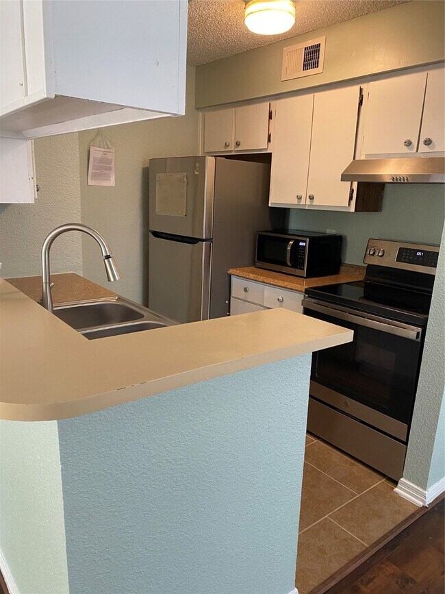 Building Photo - 250 El Dorado Blvd