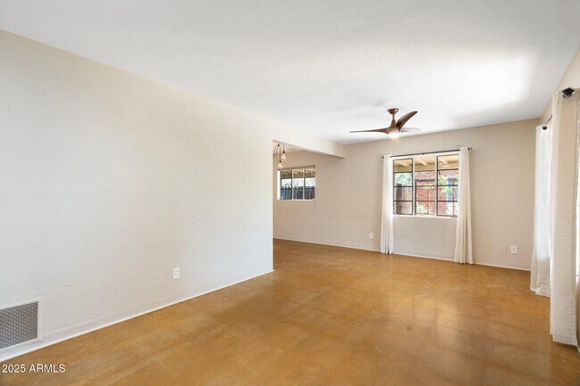 Building Photo - 2434 E Pinchot Ave