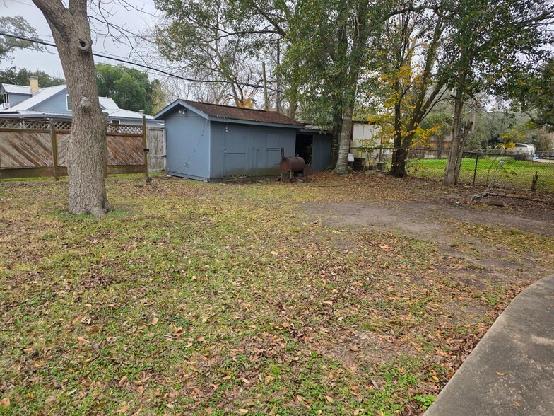 backyard storage shed - 2508 6th St