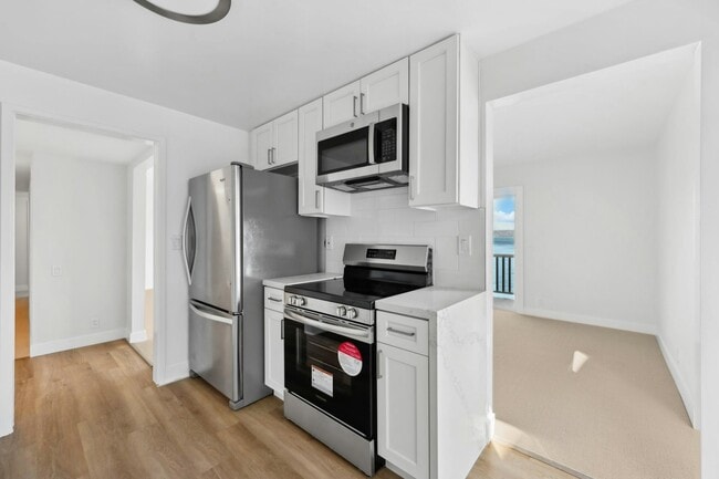 Building Photo - 2038 Paradise Dr