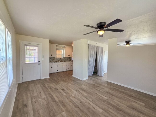 Building Photo - Cute Efficiency Studio Style Home in Shawnee!