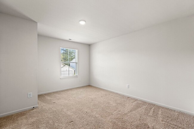 Building Photo - Welcome to your new home in the heart of L...