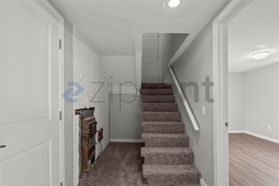 Building Photo - Unit