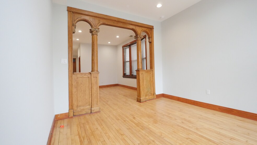 Building Photo - 1422 N Maplewood Ave