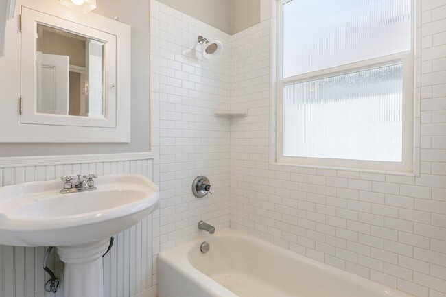Building Photo - GATED OFF STREET PARKING - Top Floor Unit ...