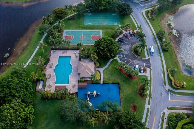 Building Photo - 801 Tanglewood Cir