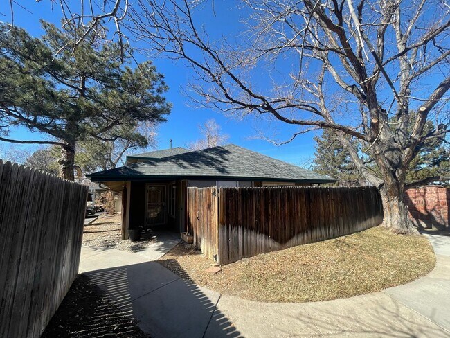Building Photo - 5918 S Willow Way