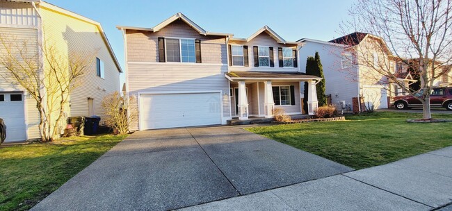 Building Photo - Absolutely Beautiful Two-story House in Si...