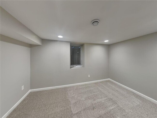 Building Photo - 2942 Zenith Ave N