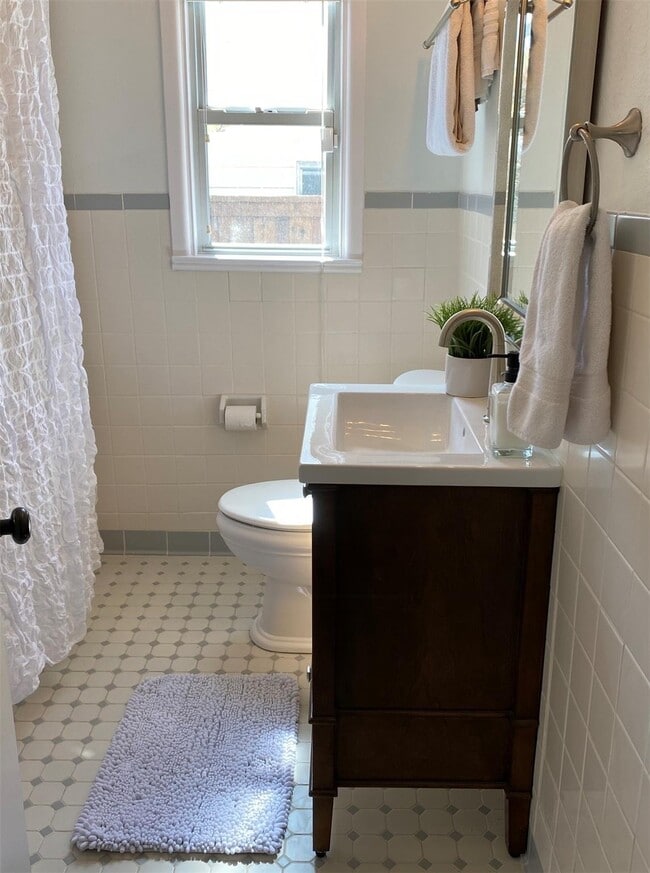 Building Photo - 9919 Dresden Dr