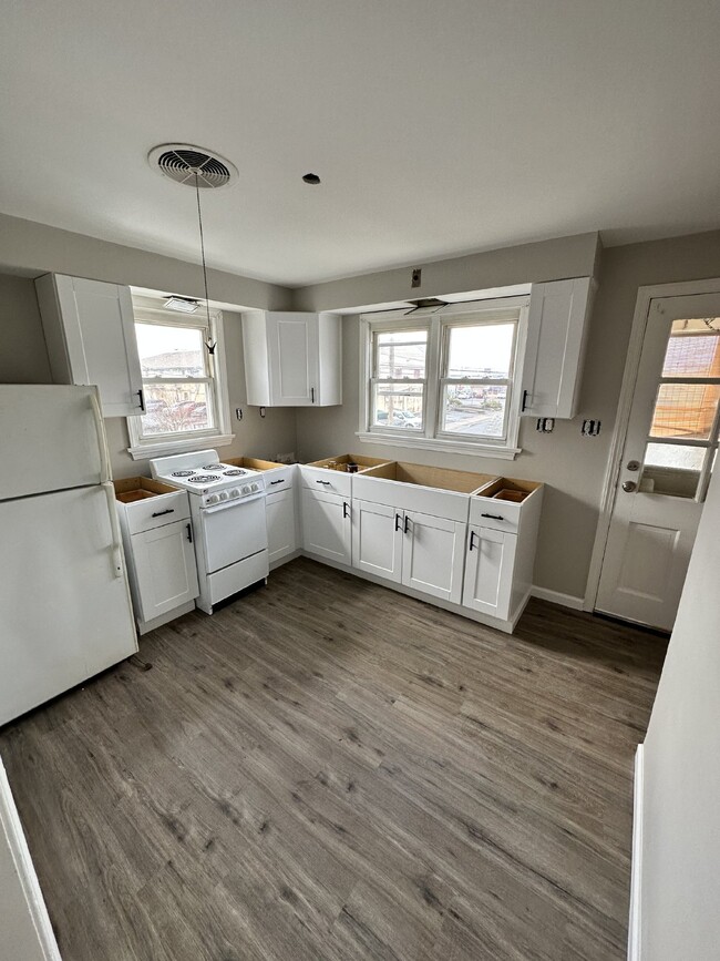 Building Photo - AVAILABLE NOW! Newly Renovated 1BR!