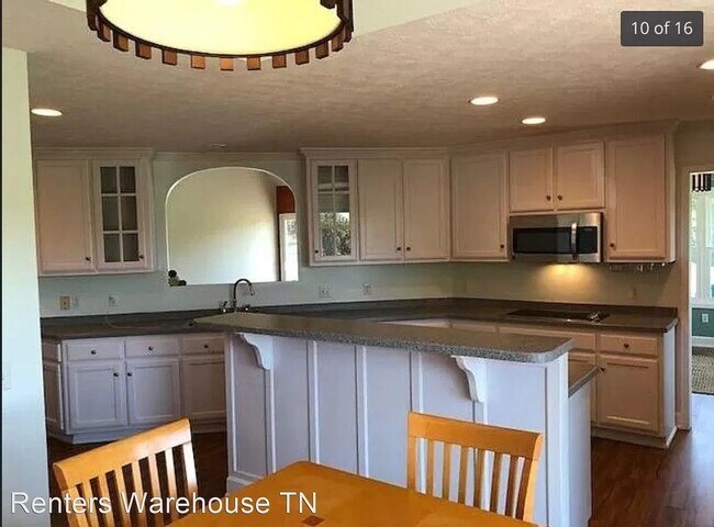 Building Photo - 3 bed/3bth with pool and garage. Country l...