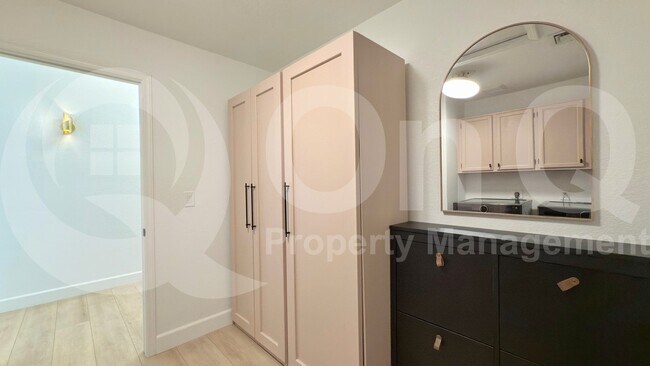 Building Photo - 214 N Silverado St