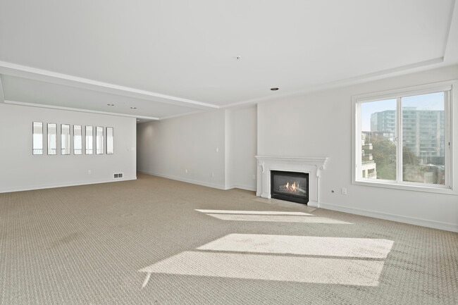 Building Photo - 601 W Mercer Pl