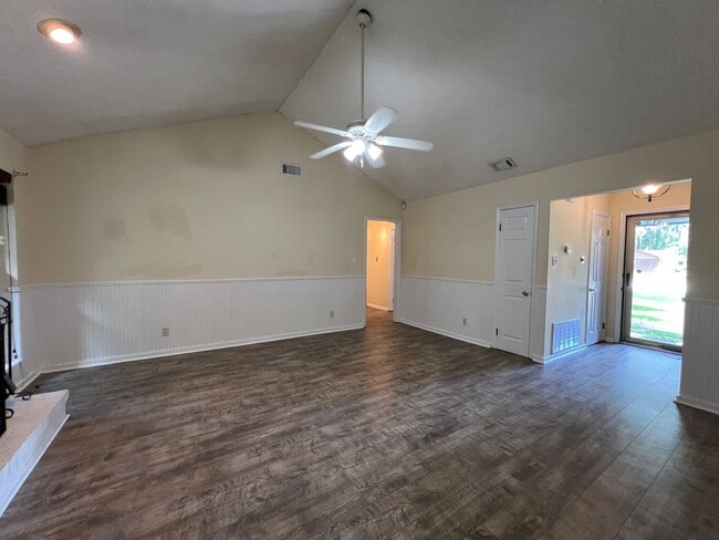 Building Photo - Adorable 3/2 on large corner lot