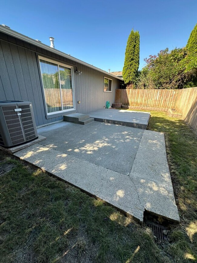 Building Photo - 3 BedRoom , 2 Bathroom , 2 Car Garage , AC
