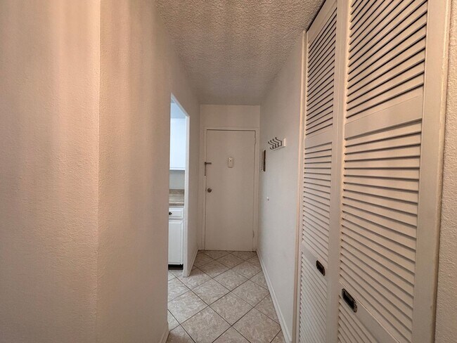 Building Photo - Available Now - 1 Bed 1 Bath Condo Home w/ Wall AC Unit - MileStone Real Estate Services