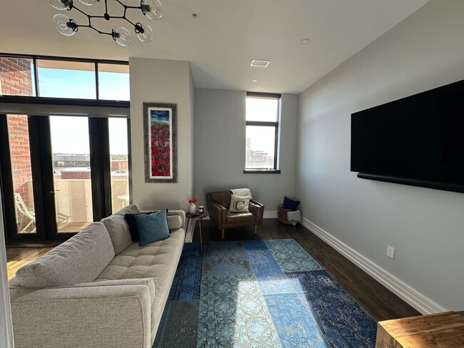 Building Photo - Beautiful 1 Bedroom 1.5 Bath Condo in down...