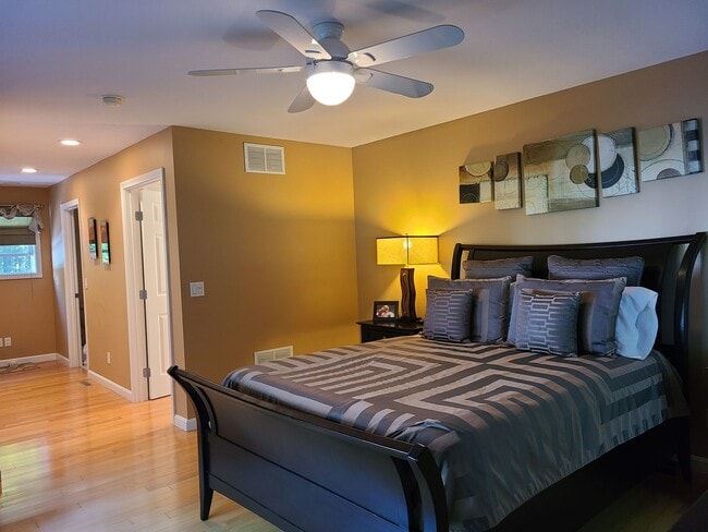 Building Photo - Beautiful 3 Bedroom House - Cozy Up This W...
