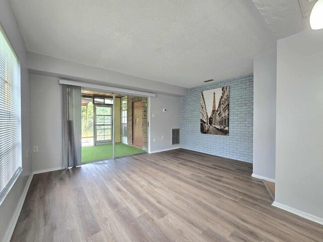 Building Photo - 2 bed / 1.5 bath Townhouse for RENT