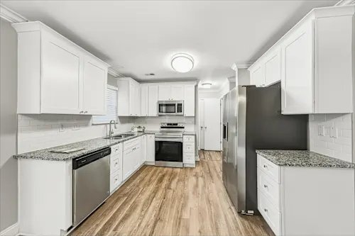 Building Photo - 413 Queens Dr SW