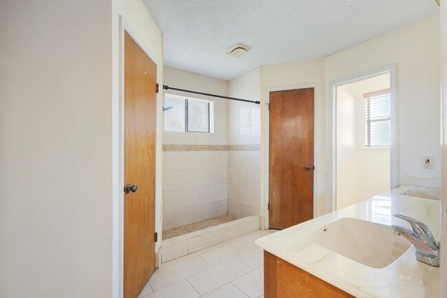 Building Photo - 1006 Bolton Dr