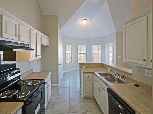 Building Photo - 3 bed, 2 bath with a Bonus room