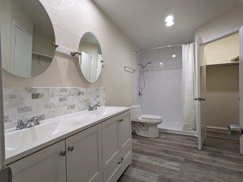 Master Bathroom with Dual Vanities and Dual Walk-in Closets - 2521 Corian Glen Dr