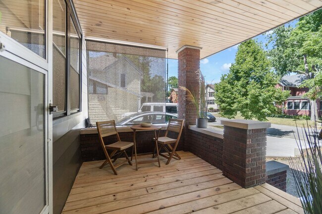 Building Photo - Renovated Historic Townhome — 2BR, 1,000 Sq Ft, West Central