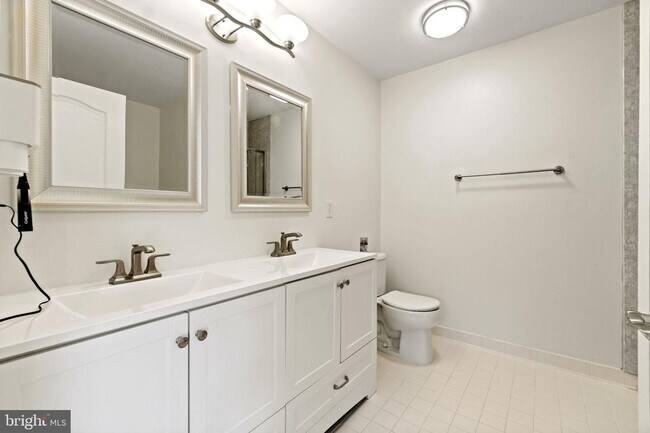 Building Photo - Live the Life with Convenience and Style!