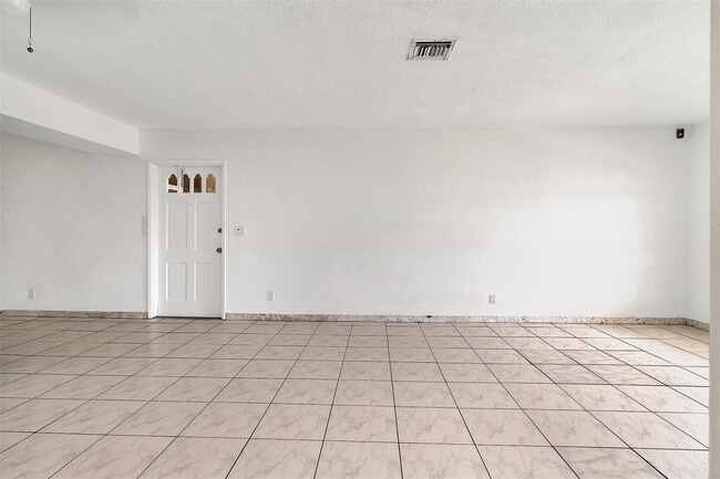 Building Photo - 1049 NW 30th Ct