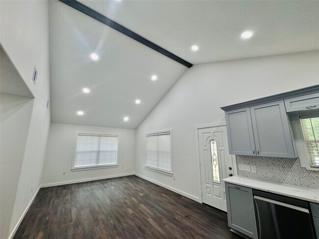 Building Photo - 20 Pine Trail