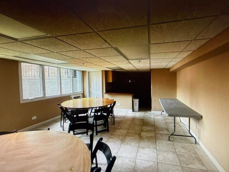 Building Photo - 1919 S Wolf Rd