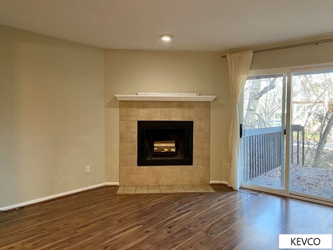 Building Photo - AVAILABLE NOW: Tri-Level Townhome in Centr...