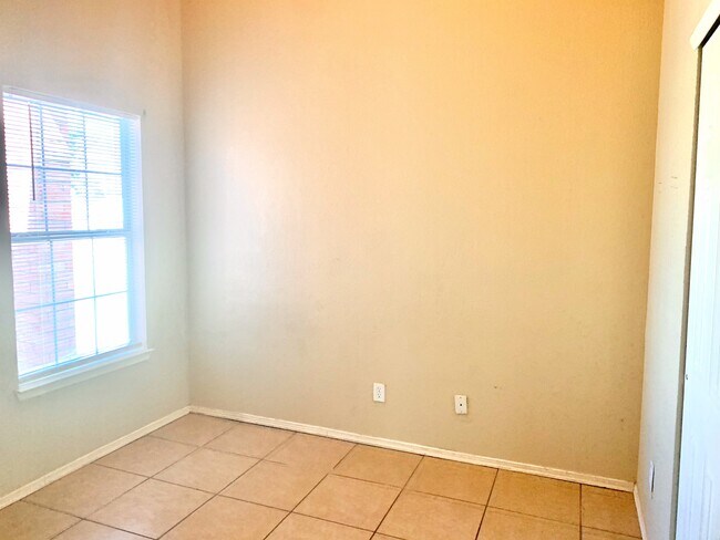 Building Photo - 7504 Howard St