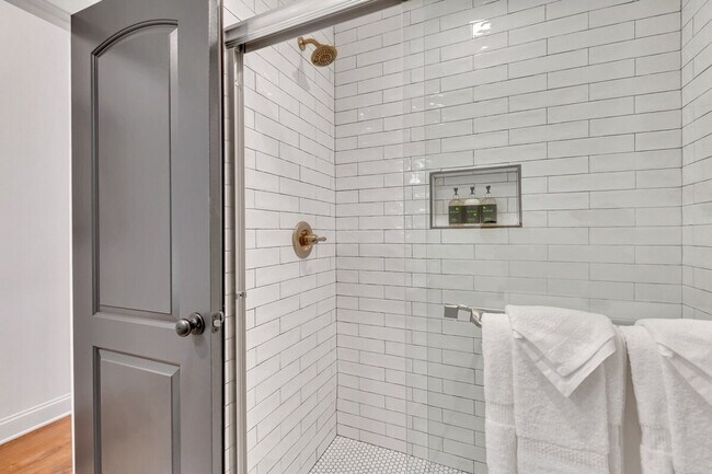 Building Photo - 3448 N Clark St