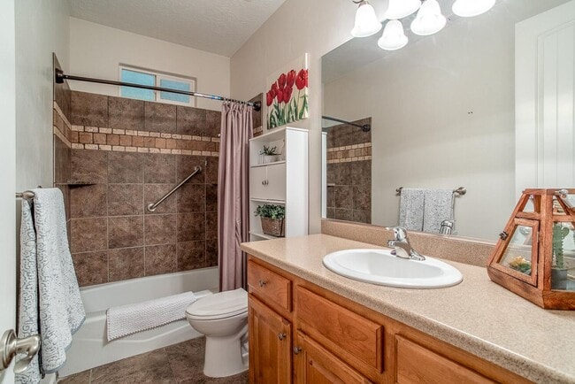 Building Photo - Washington Fields Home with Casita!