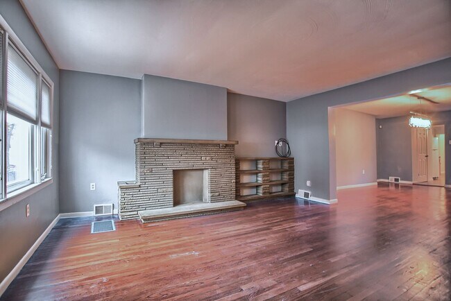 Building Photo - Charming 3 bed, 2 bath, south side flats h...