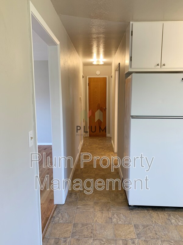 Building Photo - 2318 S 10th St W