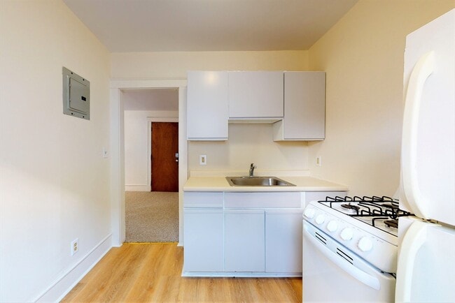 Building Photo - 34 Crescent 4 Crescent