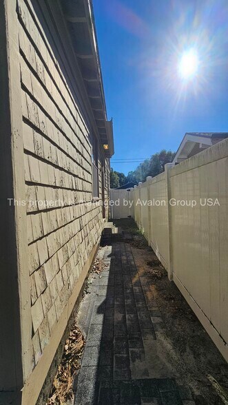 Building Photo - 8052 Hawthorne St