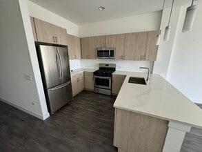 Building Photo - 1509 N Western Ave