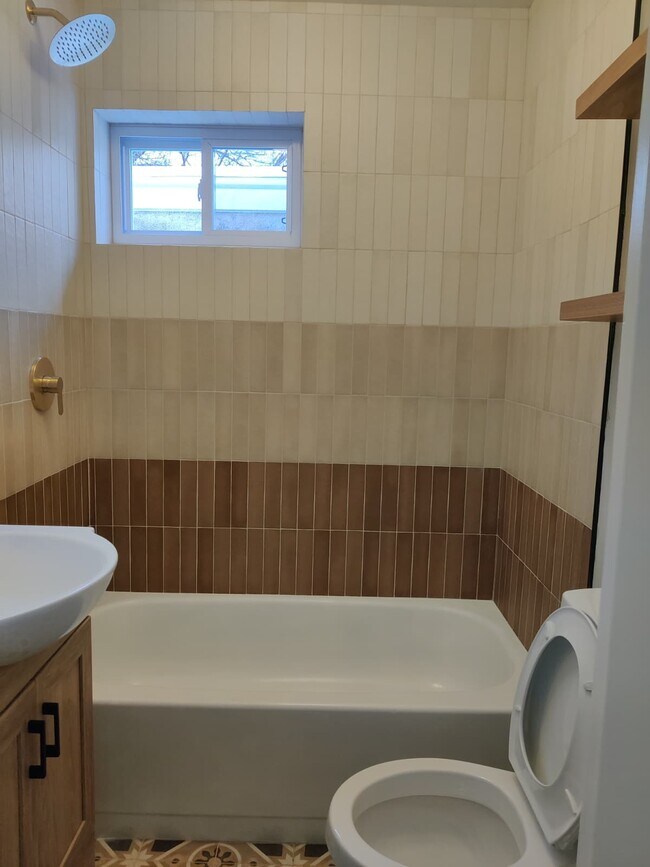 Building Photo - 1750 W Juniata St