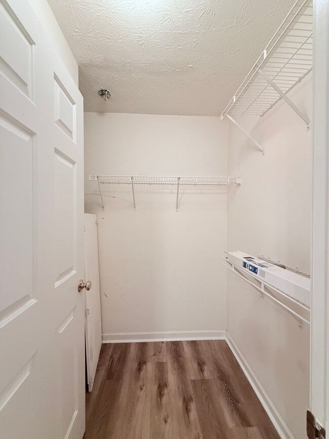 Building Photo - Ranch Style end unit townhome in great Gainesville location