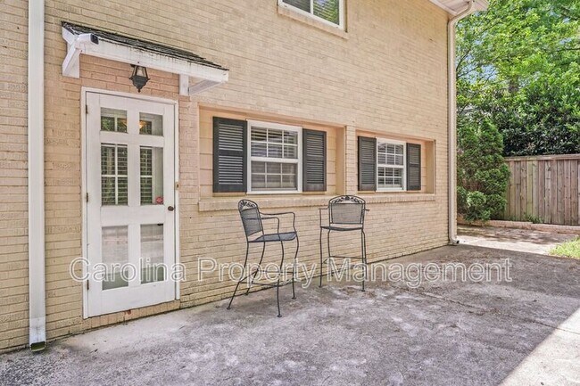 Building Photo - 2417 Laburnum Ave