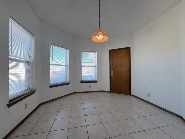 Building Photo - Northeast El Paso 3 Bed/1.5 Bath