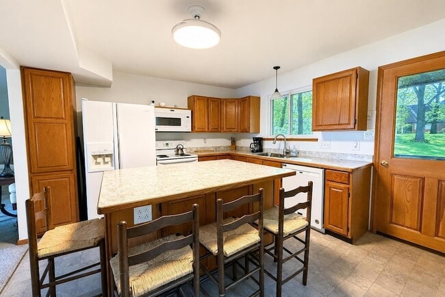 Building Photo - 8649 Hidden Lake Dr