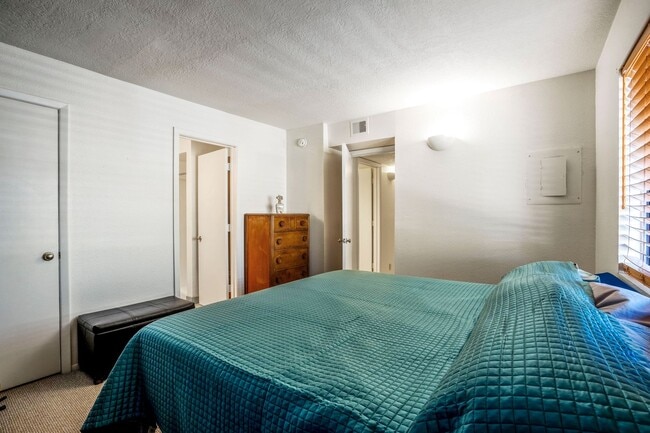 Building Photo - Light-Filled Upstairs Condo in a Prime Loc...