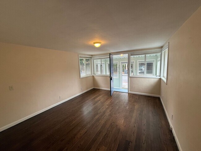 Building Photo - CHARMING ONE BEDROOM / ONE BATHROOM MILL V...