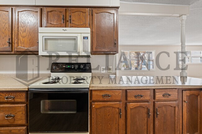 Building Photo - 220 E 44th St S